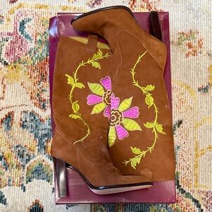 Elegant Floral Embroidered Heeled Boots